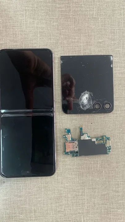 Venda de Peças Samsung Z Flip5 (Dano na Tela Frontal e Placa) - Foto 2