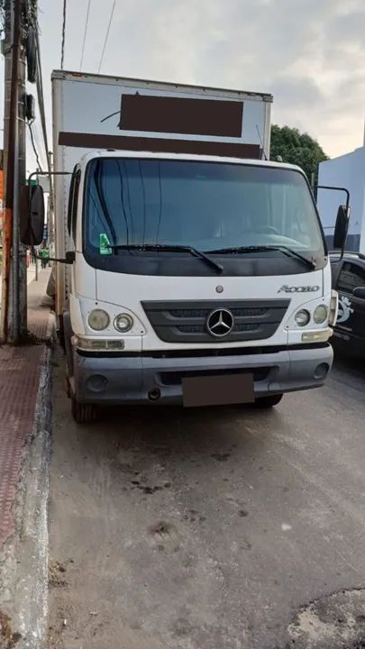 Accelo 815 super novo. Único dono. Com baú. Roda somente cidade de Guarapari 