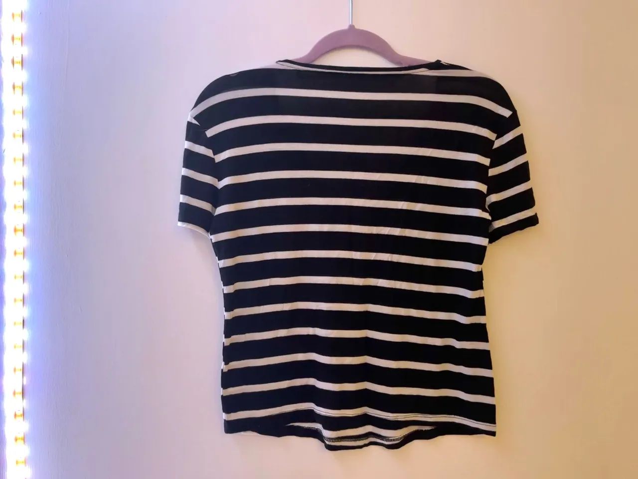 Camiseta listrada preta e branca - Foto 3