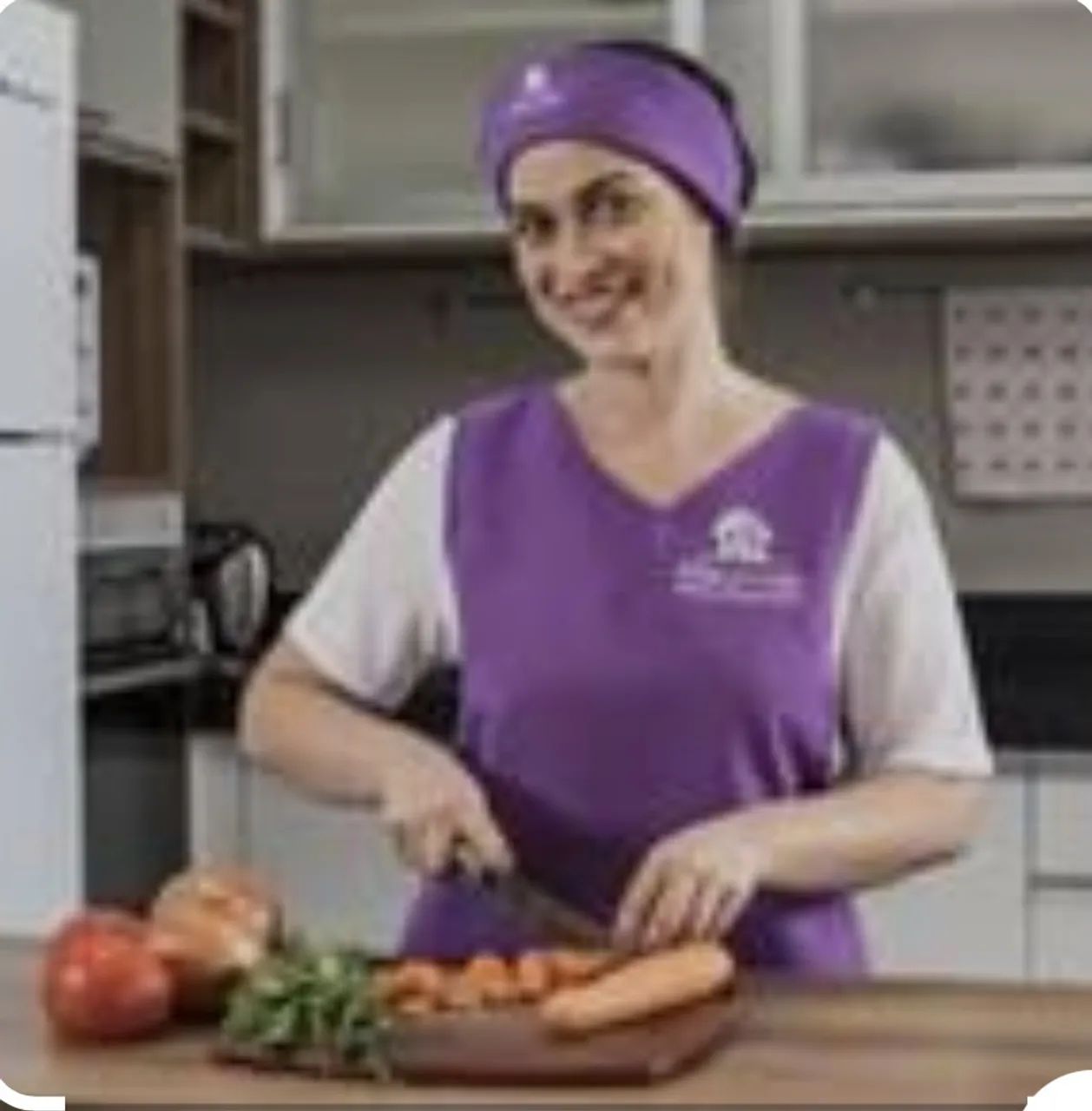 Busco doméstica :salário : 2.200,00 com experiência e que seja cozinheira.