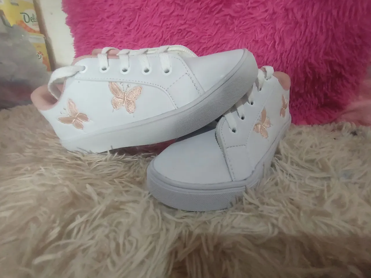 Tênis branco com detalhes em borboleta