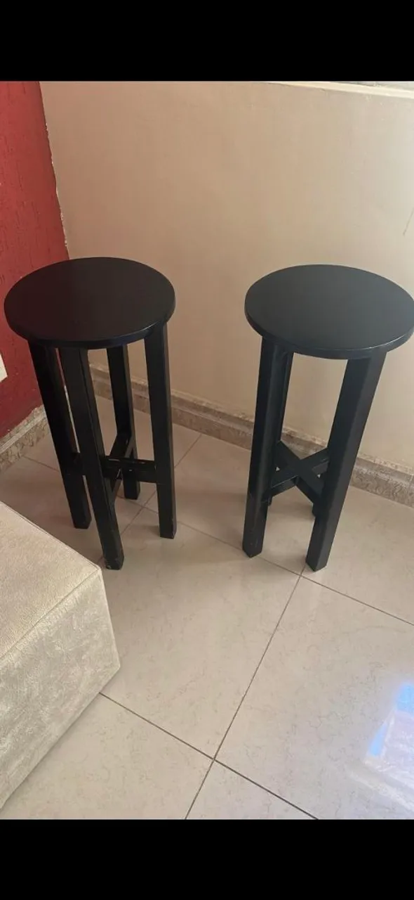 Banquetas pretas de madeira