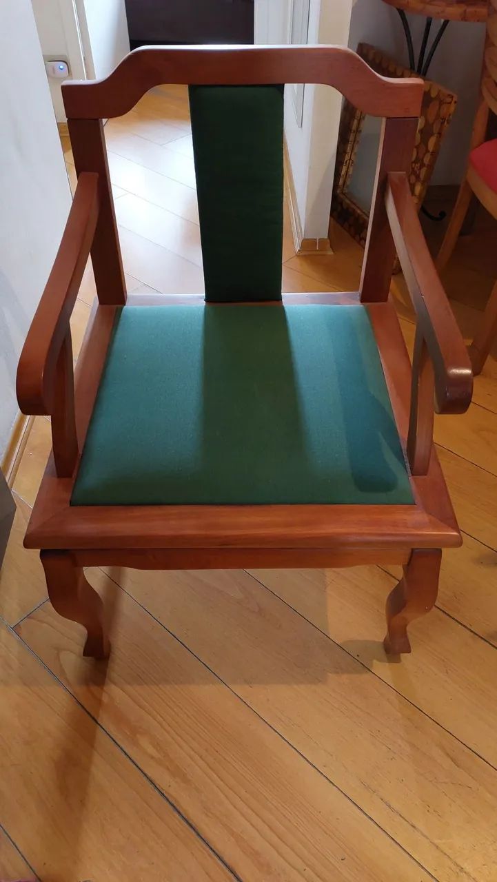 Poltrona de madeira com assento e encosto verde - Foto 3