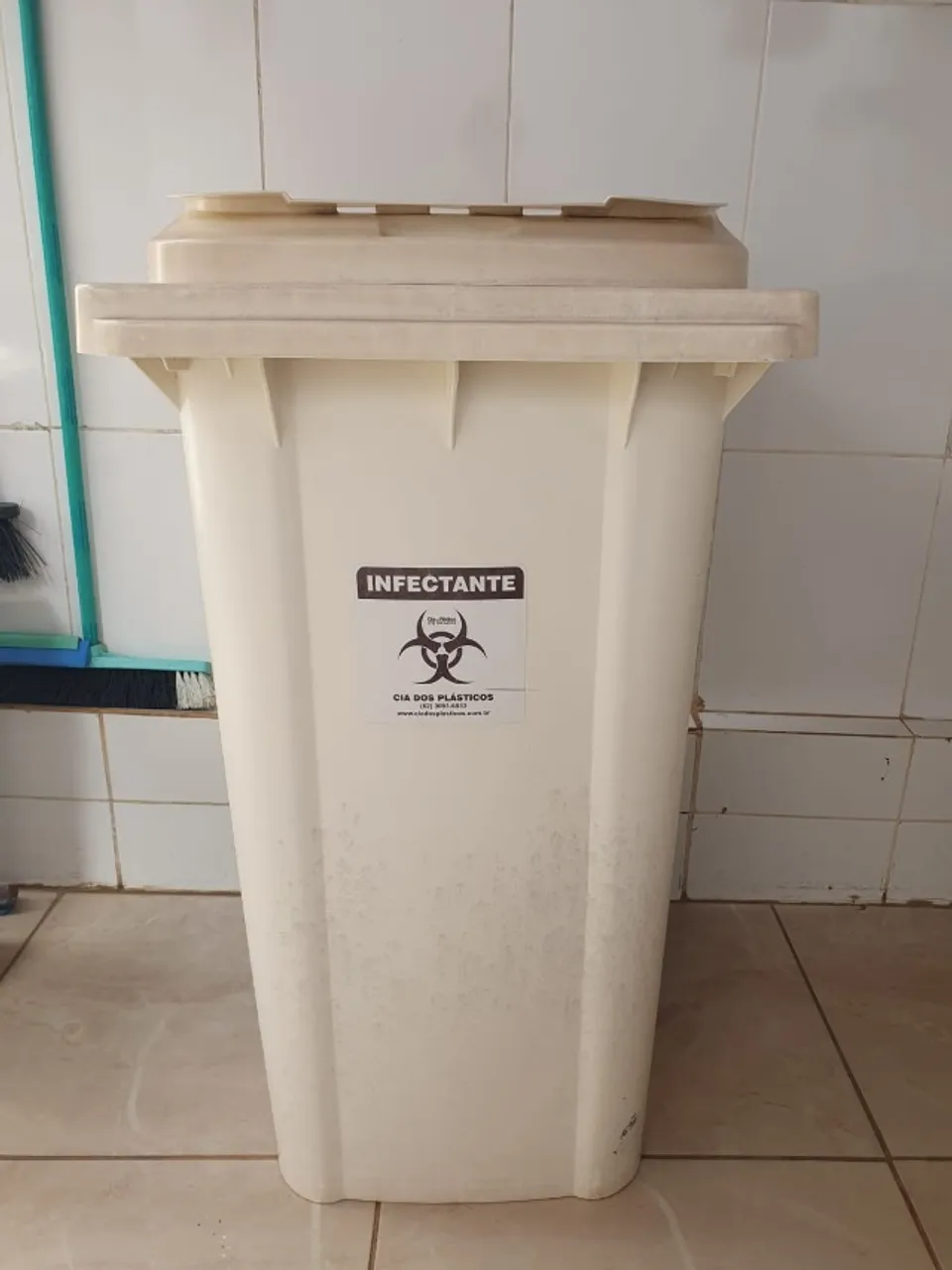 Coletor de lixo infectante com rodinhas - 240 litros