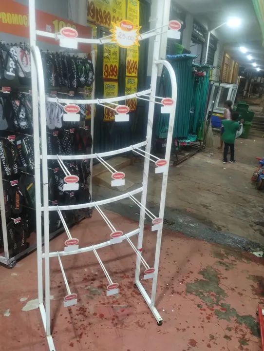 Expositor de calçados em metal branco - Foto 4
