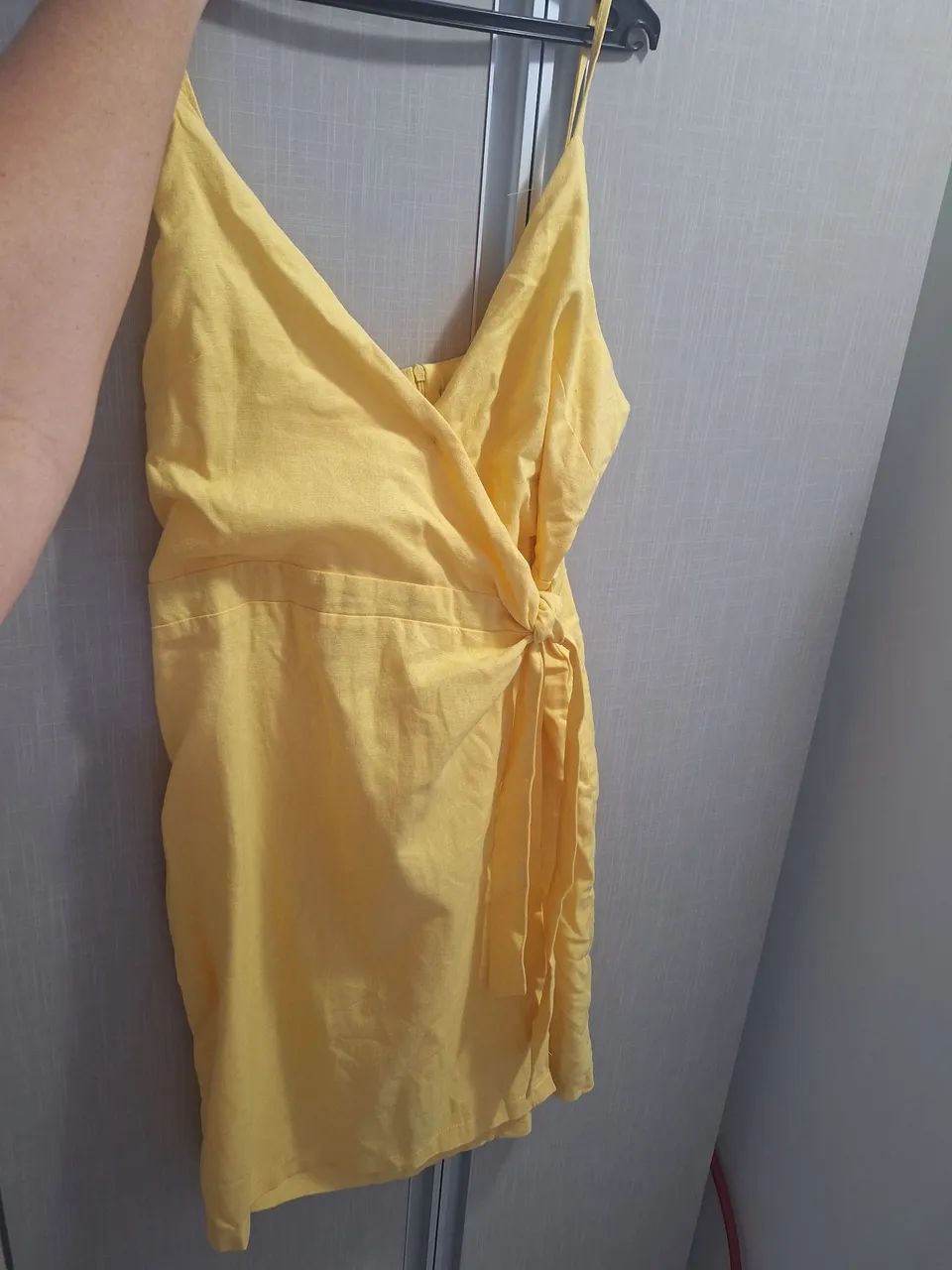 Vestido amarelo transpassado em linho - Foto 2