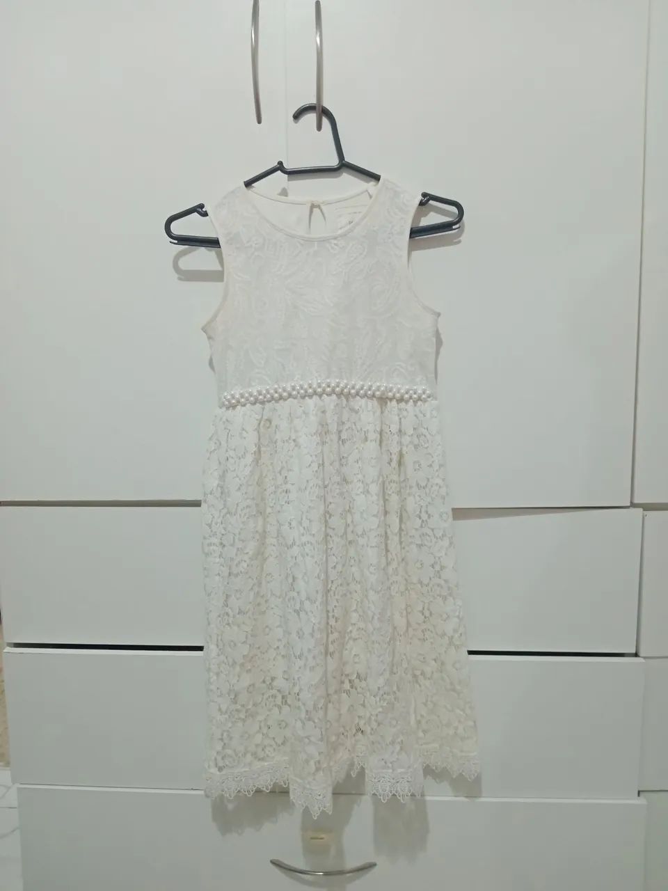 Vestido branco de renda infantil