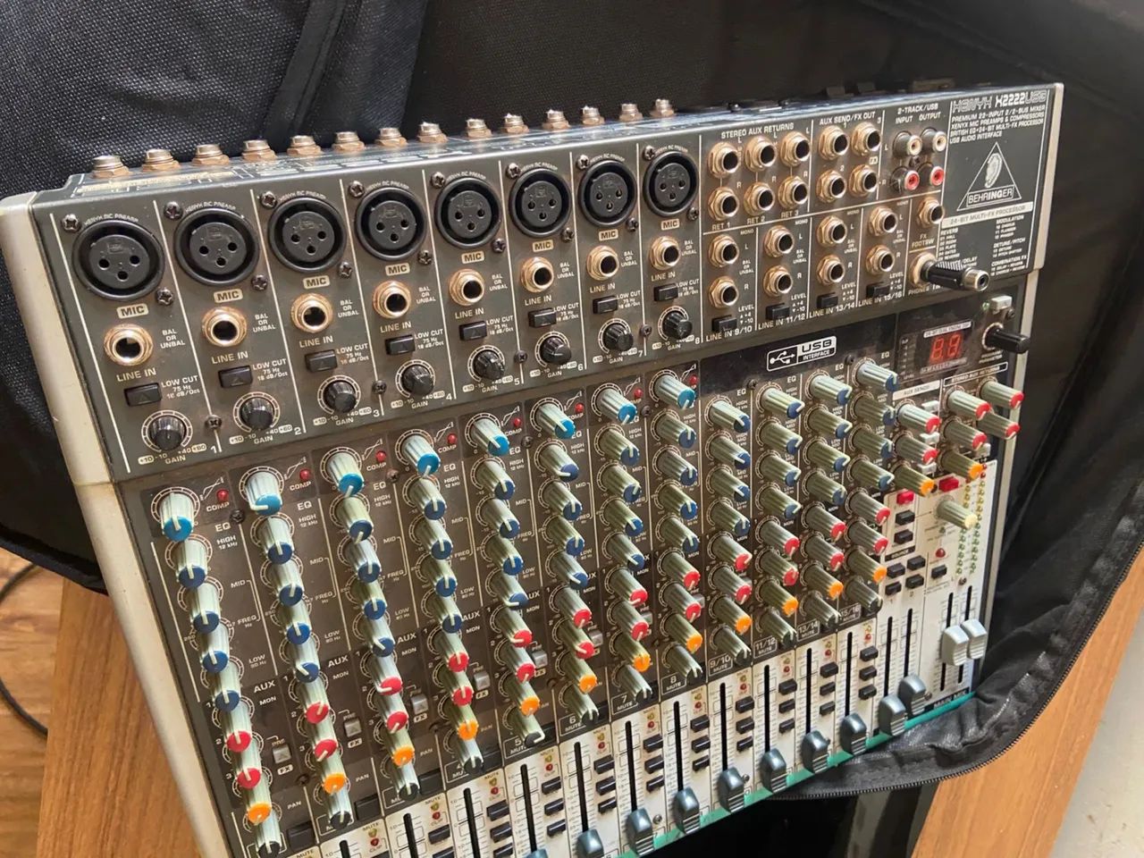 Vende- se mesa de som Behringer 64522268752513120