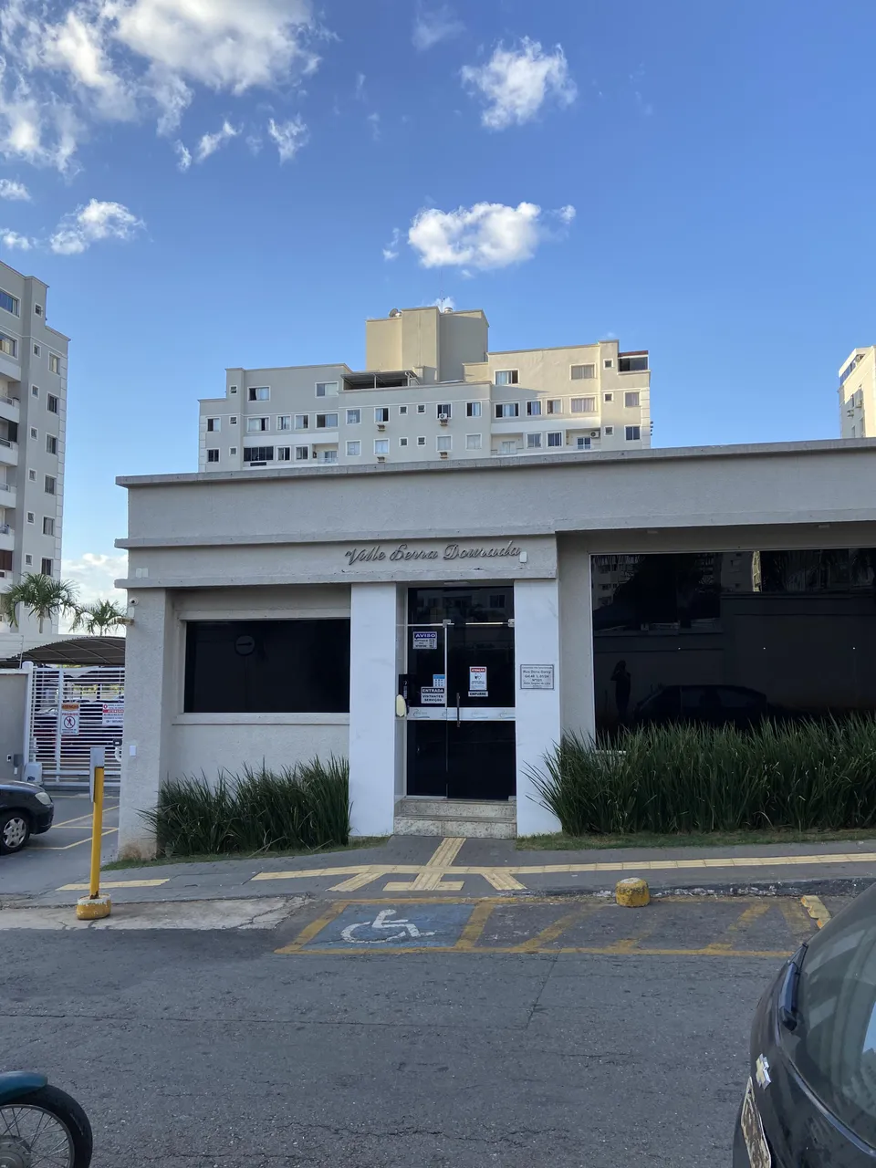 ALUGO APARTAMENTO TÉRREO COM QUINTAL, 2 QUARTOS NO COND. ECOVILLE SERRA DOURADA, ST NEGRÃ
