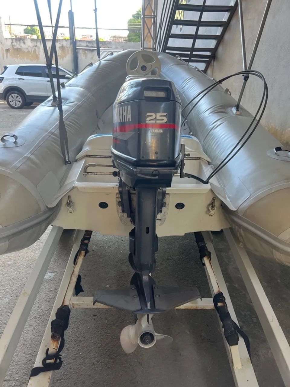 Bote inflável outlander com motor de 25 junto com a carretinha - Foto 3