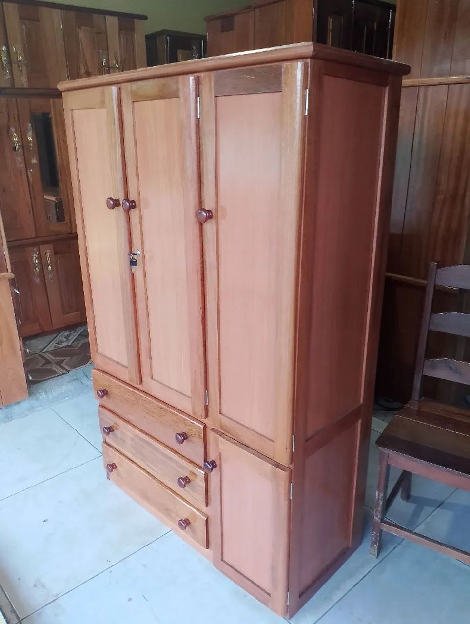 Guarda-Roupa de Madeira com 3 Portas e Gavetas - Foto 4