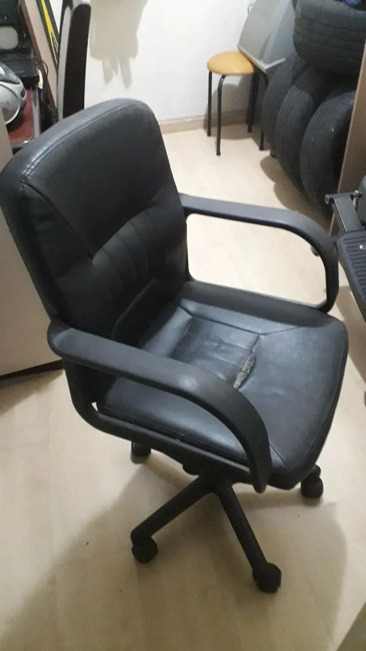Cadeira giratória para diretor na cor preta usada    - Foto 2