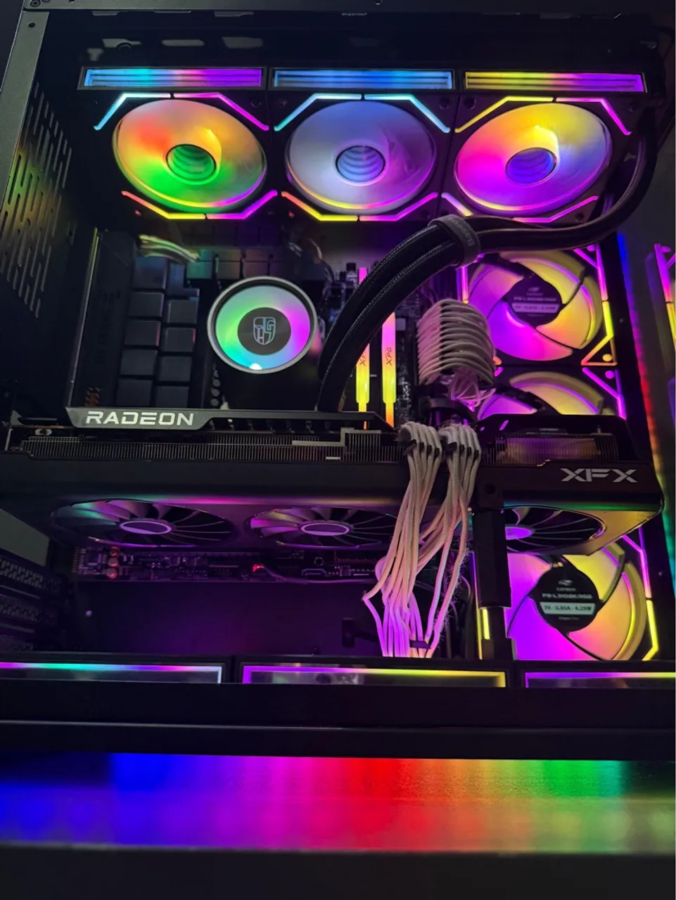 Placa de Vídeo XFX Radeon - Iluminação RGB Personalizável