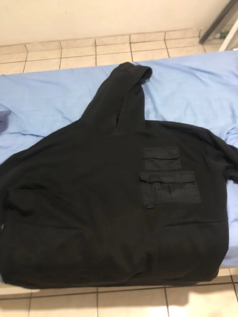 Moletom Preto com Capuz e Bolsos