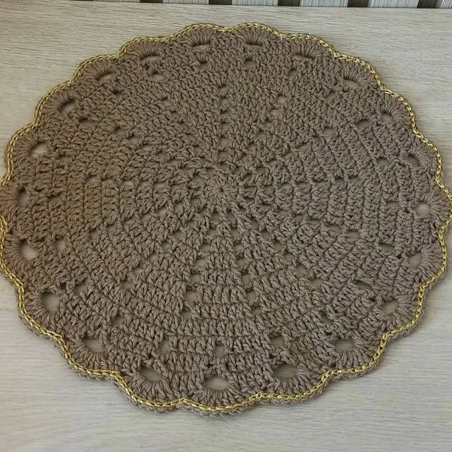 Par de Suplá Sousplat Suplar de Crochê Artesanal Cor Castanho com Bico em Fio Dourado 34cm - Foto 4