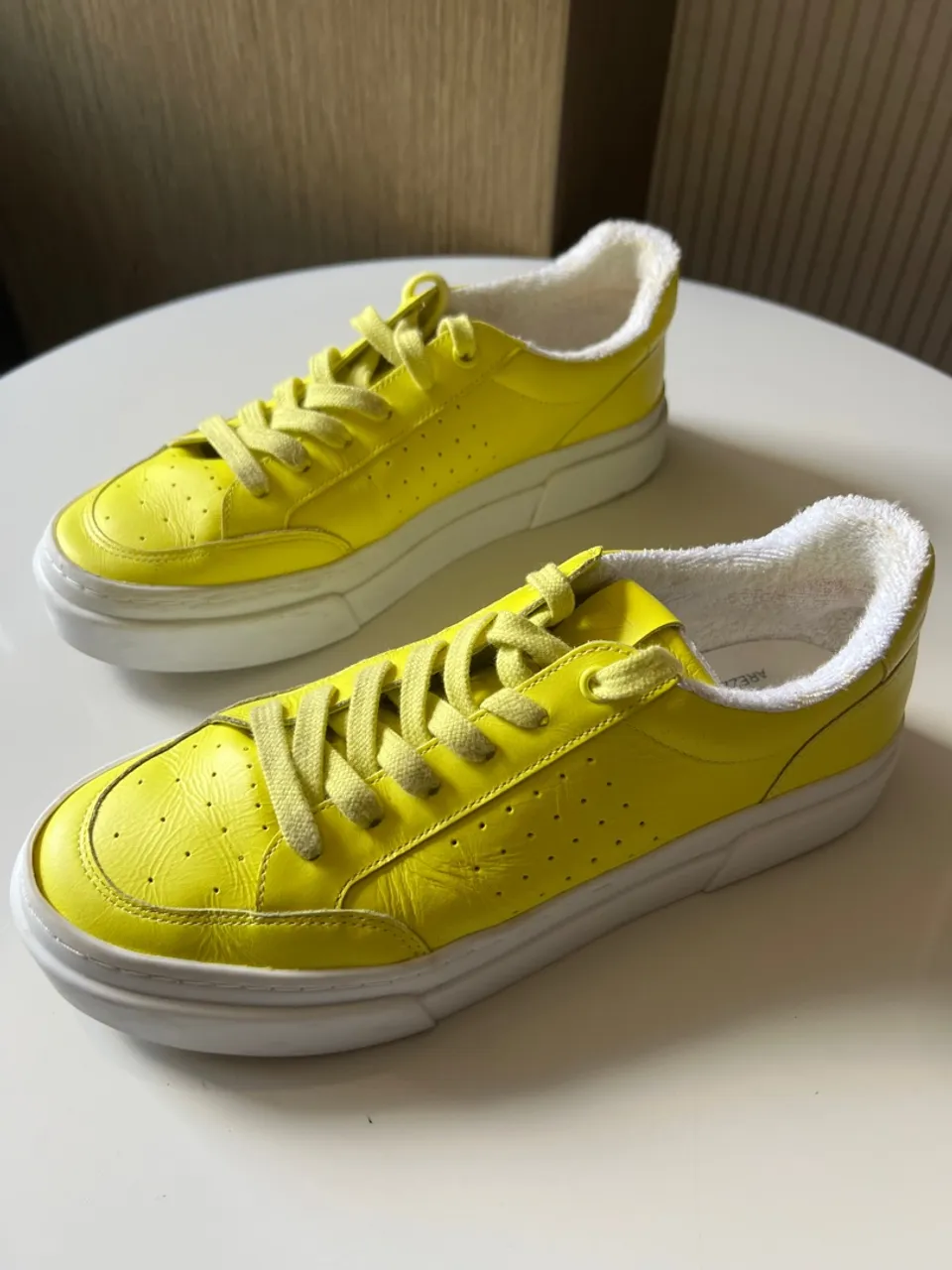 Tênis amarelo com forro , Arezzo. Usado uma vez !