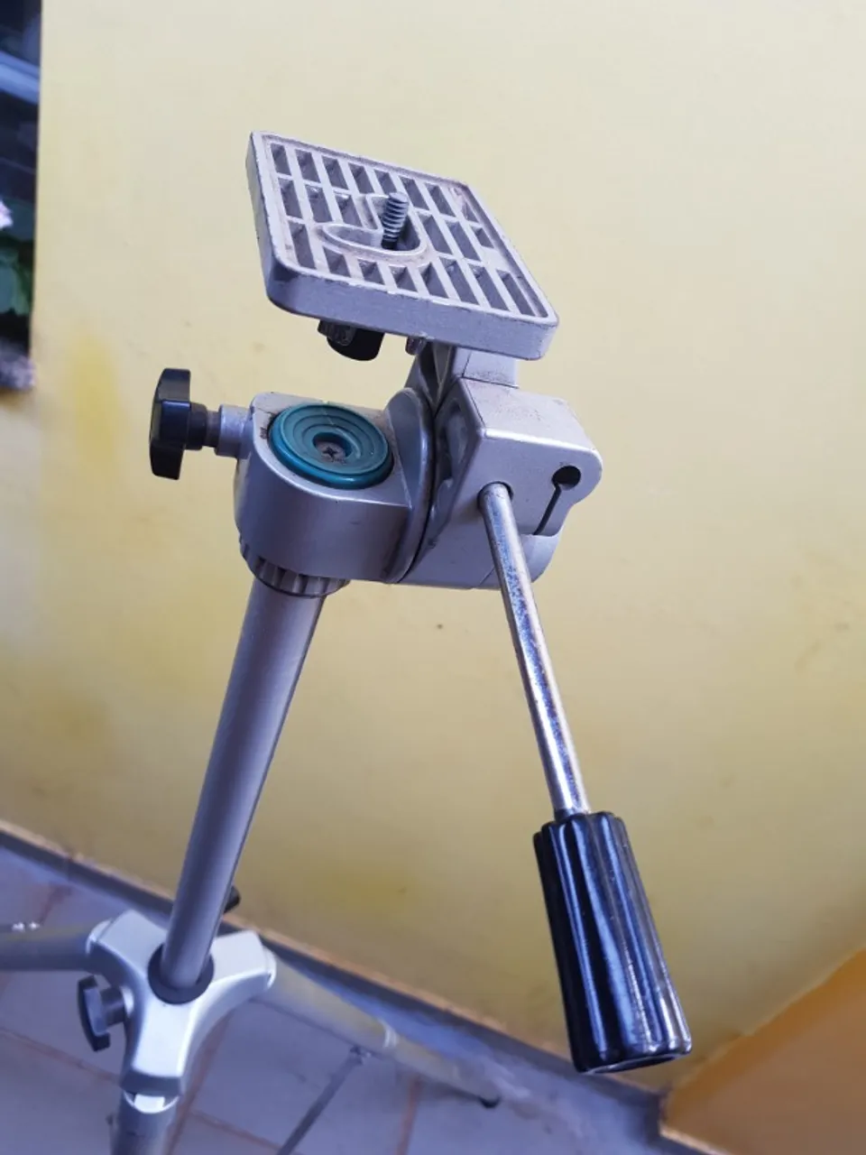 Tripé Fotográfico em Metal