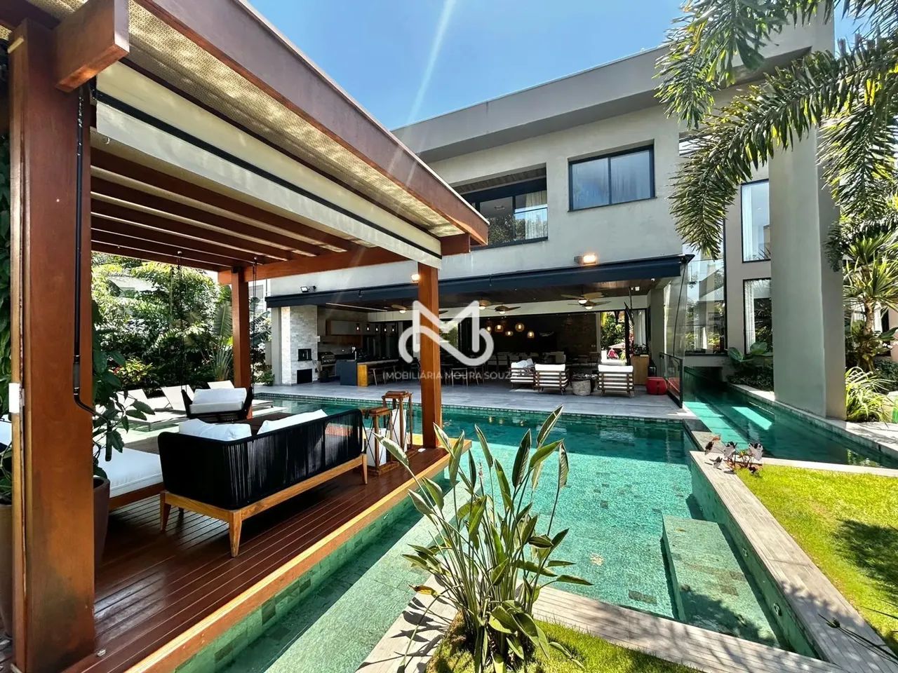 Casa Nova de Altíssimo Padrão  855 m² de sofisticação, com 6 suítes, À Venda
