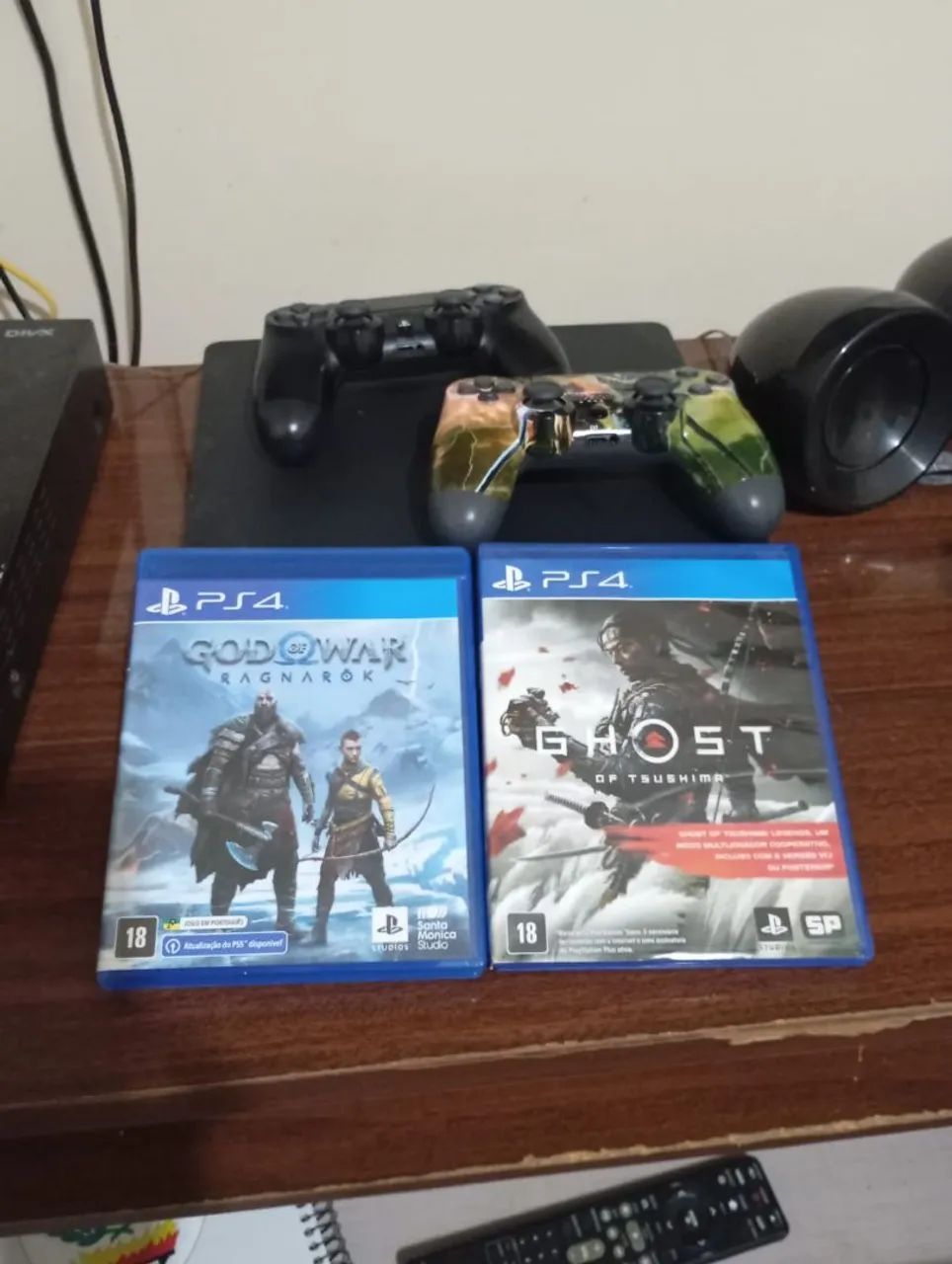 PS4 com God of War Ragnarok e Ghost of Tsushima