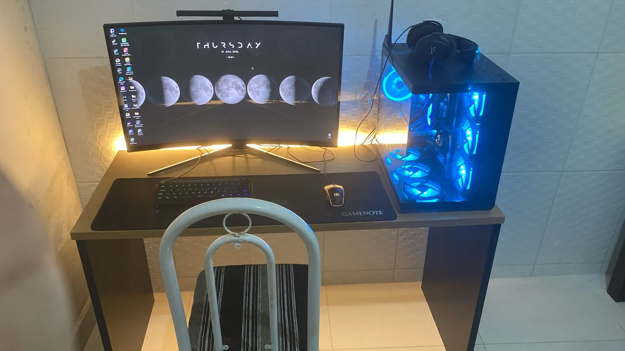 PC Gamer com LED Azul e Monitor Curvo