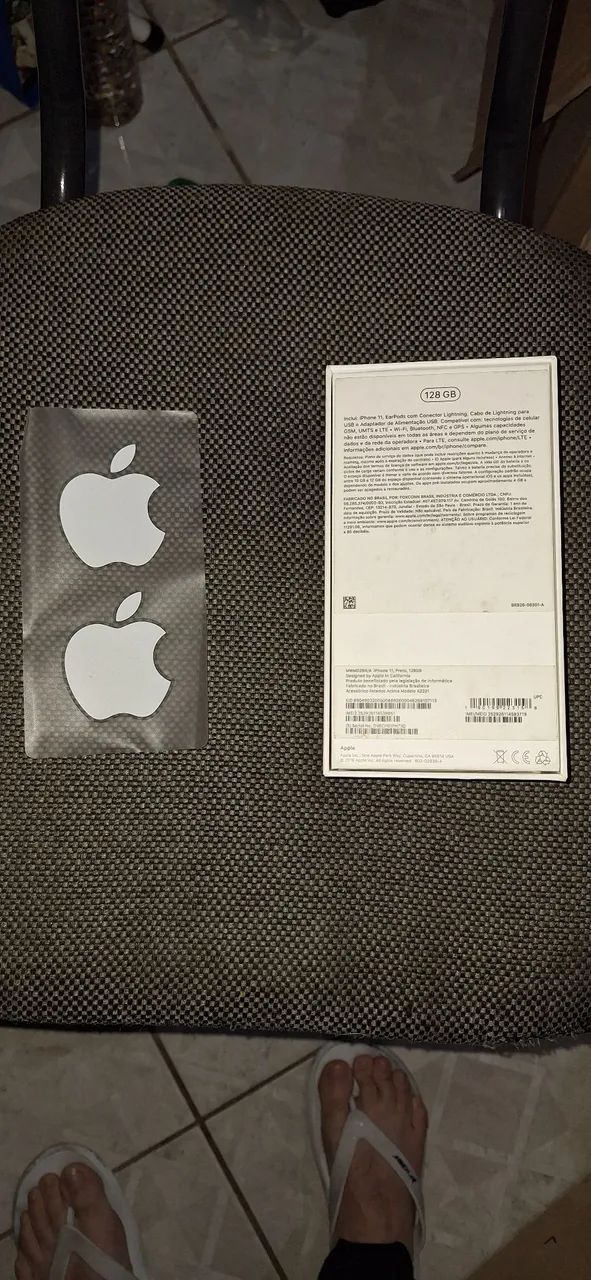 Caixa Iphone 11 e Adesivos Apple - Foto 2