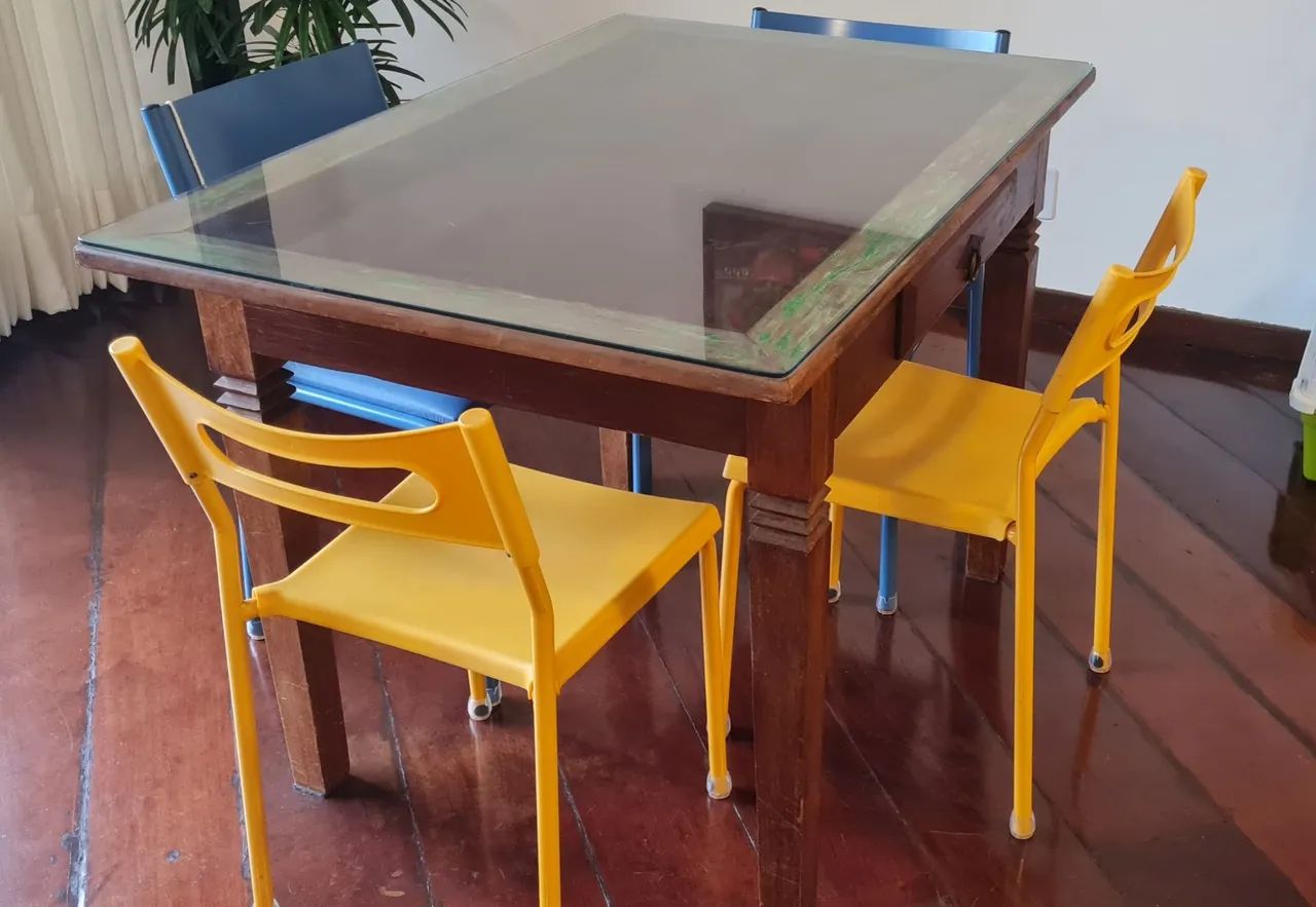 Mesa em madeira de demolição com tampo de vidro 