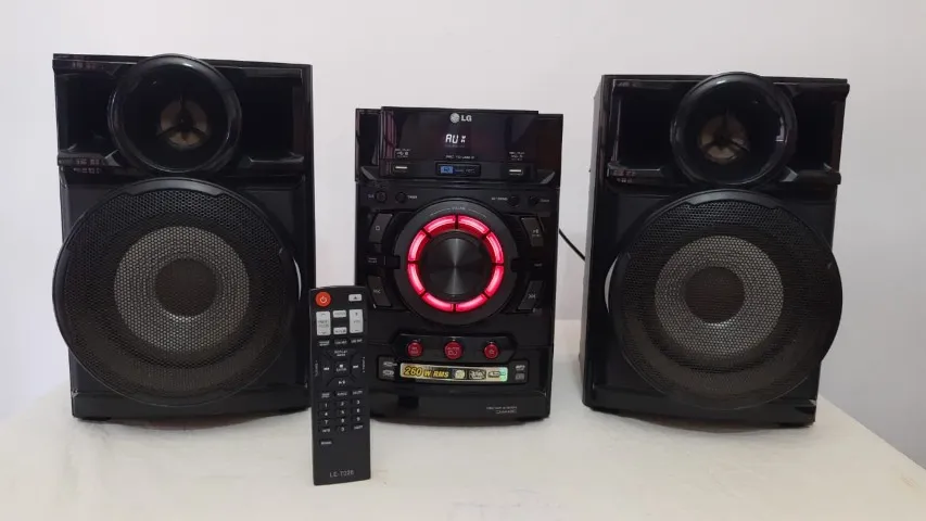 Som Mini System LG CM4420 em perfeito estado. Possui Bluetooth, leitor de CD e USB