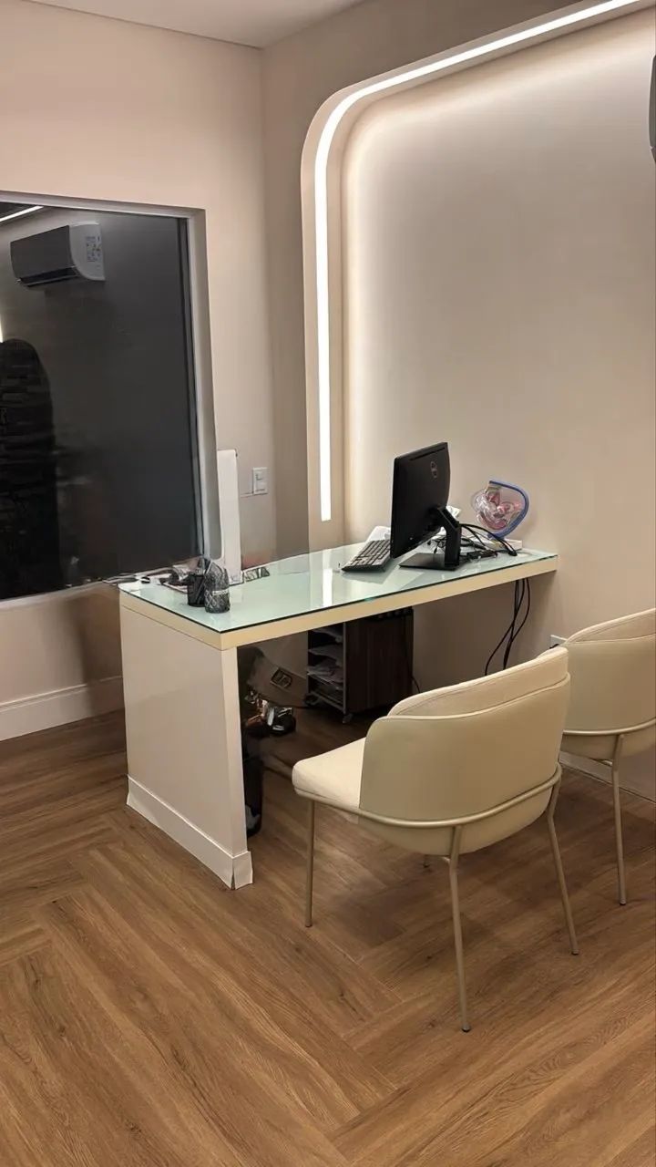 Mesa de madeira e vidro planejada 