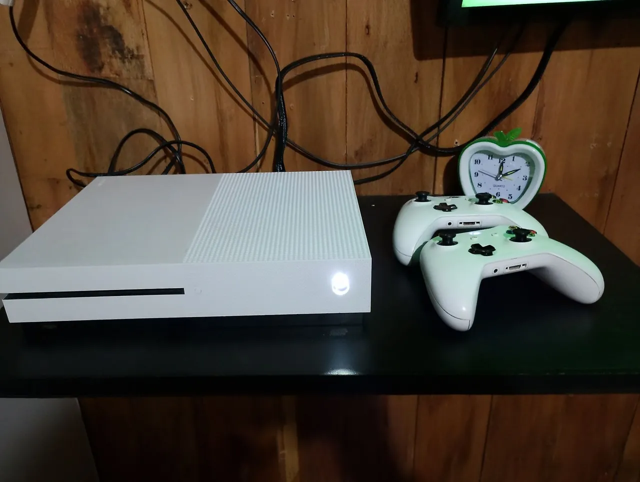 Xbox One S + 2 Controles - Perfeito estado apenas faltando o botão de ligar