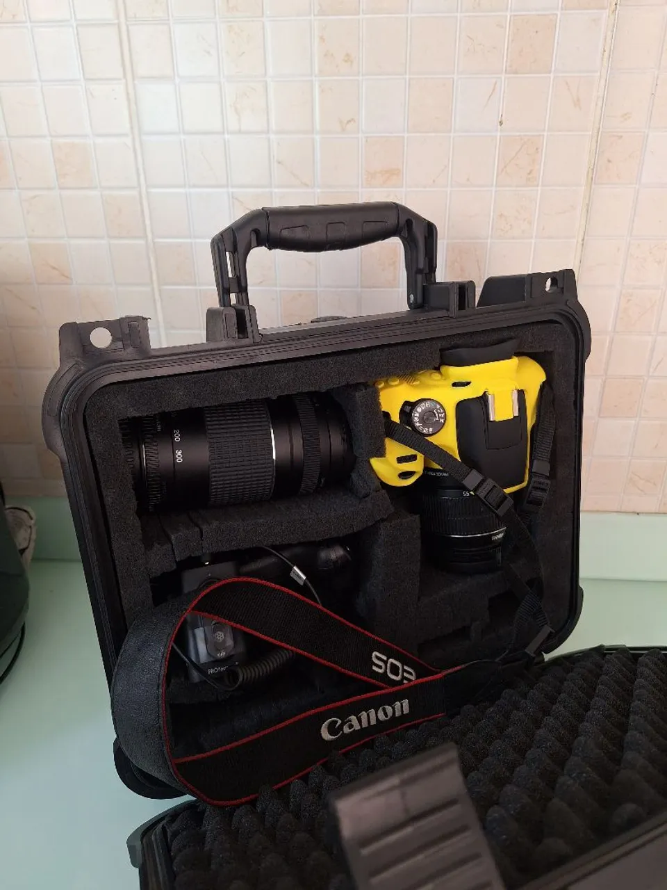 Câmera Canon EOS Rebel T7 com Duas Lentes, Battery Grip, Maleta e Acessórios