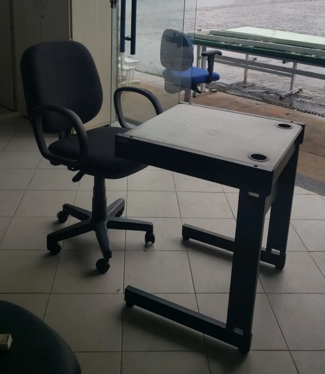Kit mesa com cadeira giratória para escritório
