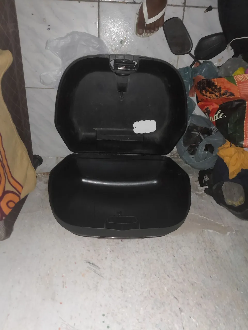 Baú de moto cabe dois capacetes val 350