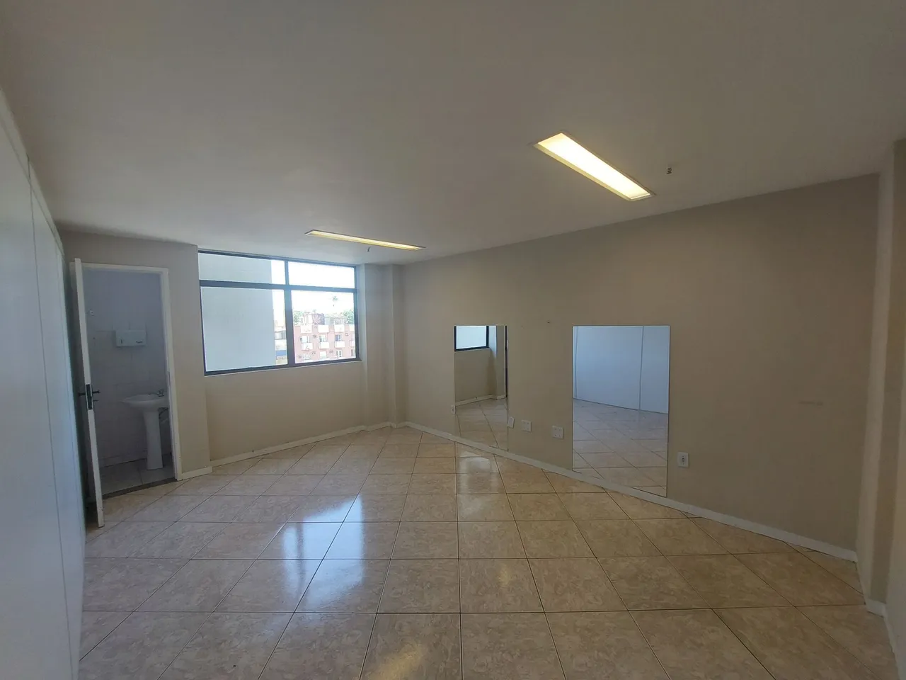 Sala comercial no Centro (Ed. Tropical Plaza)