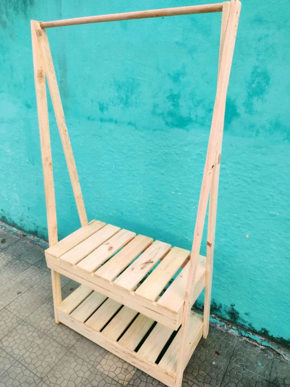 Arara de Roupa de Madeira com Prateleiras - Foto 2