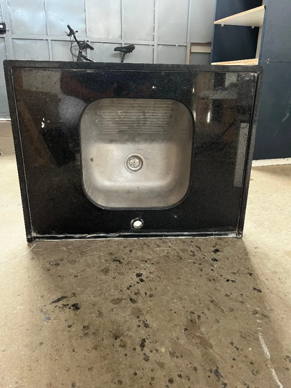 Bancada em Granito São Gabriel Com cuba inox para lavanderia.
