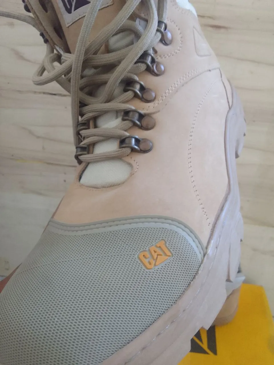 Bota Caterpillar Bege - Conforto e Estilo
