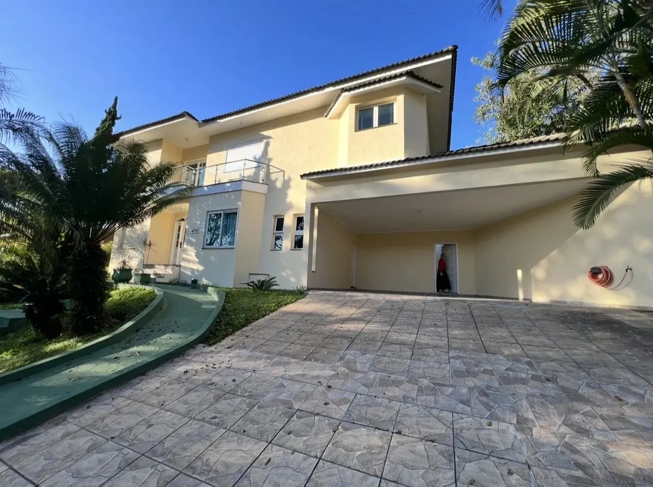 Casa para aluguel com 360m² e 6 vagas em Santana de Parnaíba