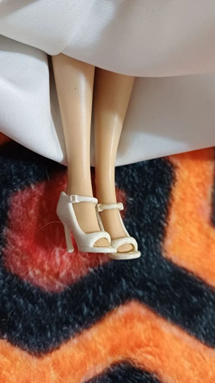Barbie Noiva com colar e sapatinho - mattel 2005 - Foto 4
