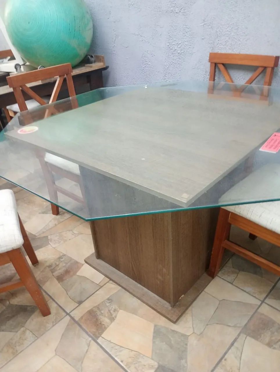 Mesa de jantar com tampo de vidro em losanguloe cadeiras - Foto 2