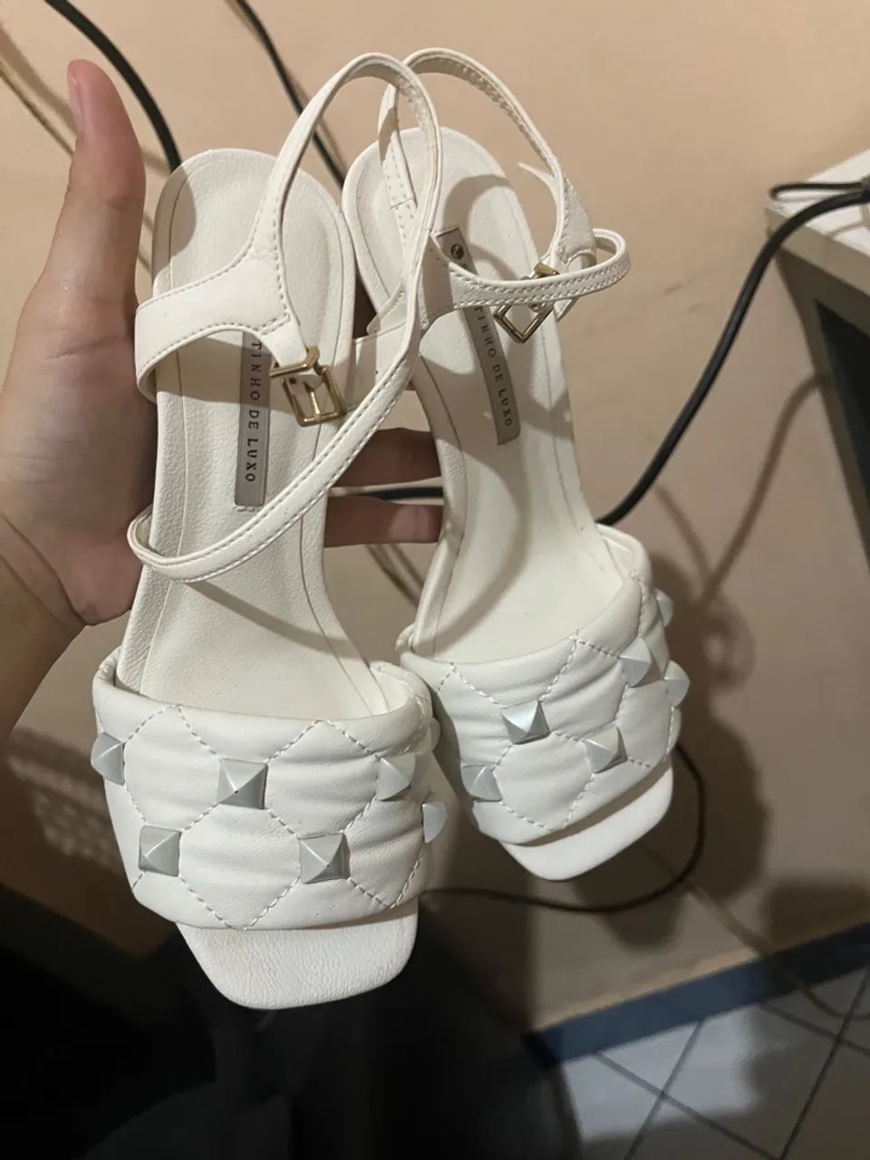 Sapato Feminino - Branca Detalhes em Spikes