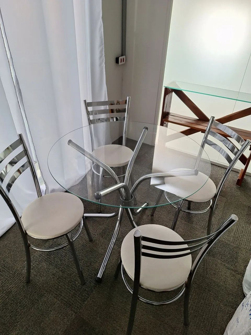 Jogo tubular de mesa com tampo de vidro e cadeiras - Foto 2