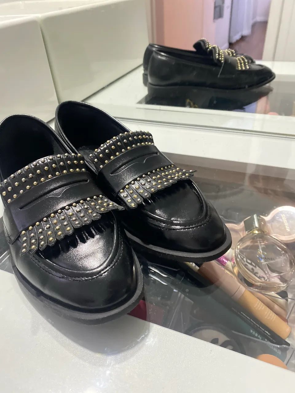SAPATO MOCASSIM COM APLICAÇÕES DE BRILHINHOS