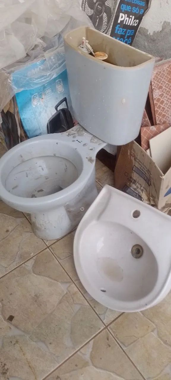 Vendo urgente pra desocupar lugar pia,vaso sanitário,com descarga acoplada