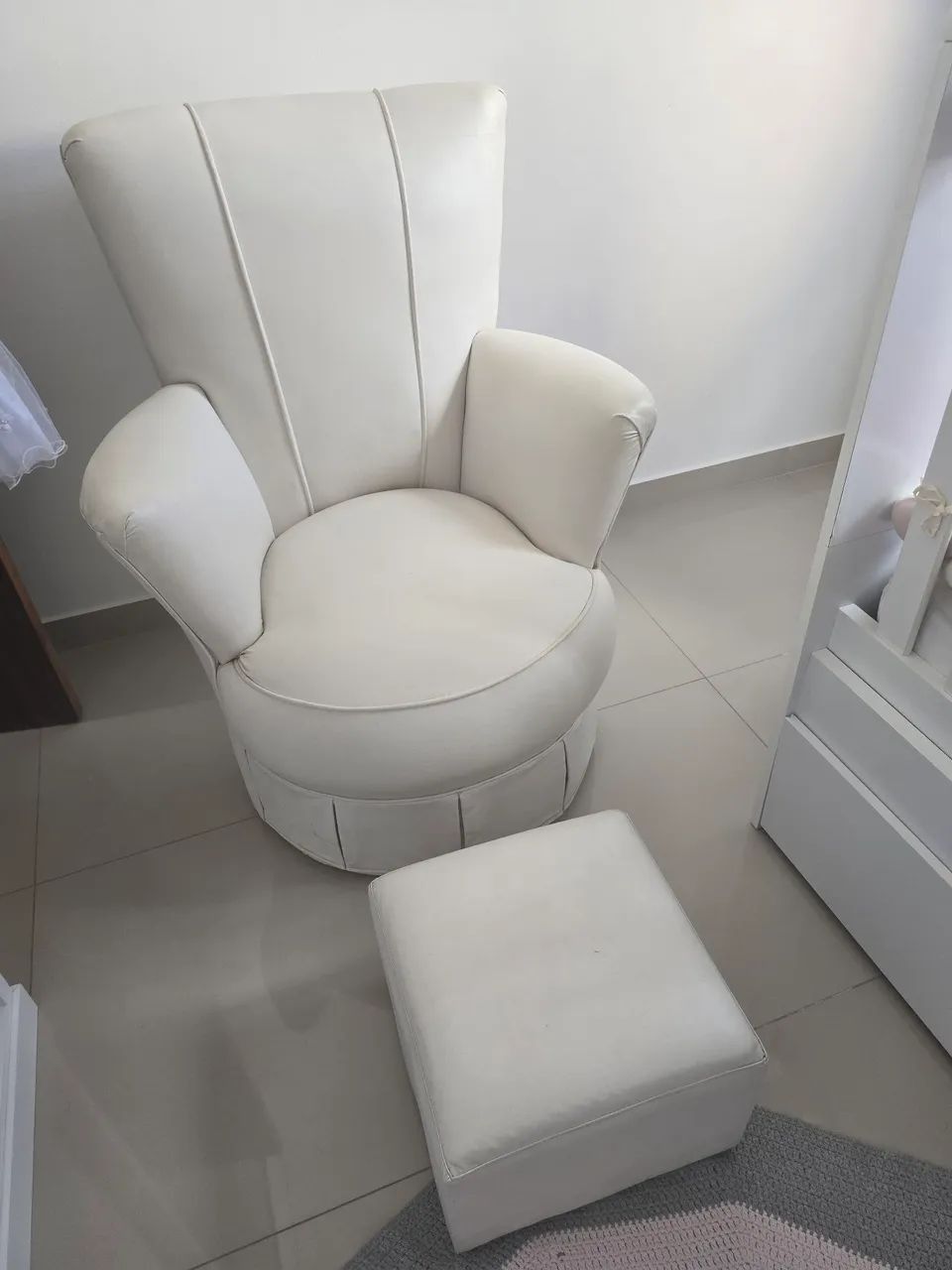 Poltrona de amamentação com puff
