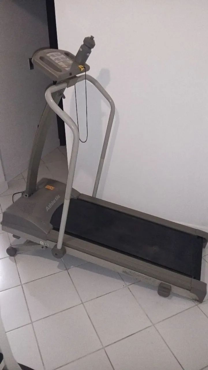 Esteira Athletic resistente com painel digital 