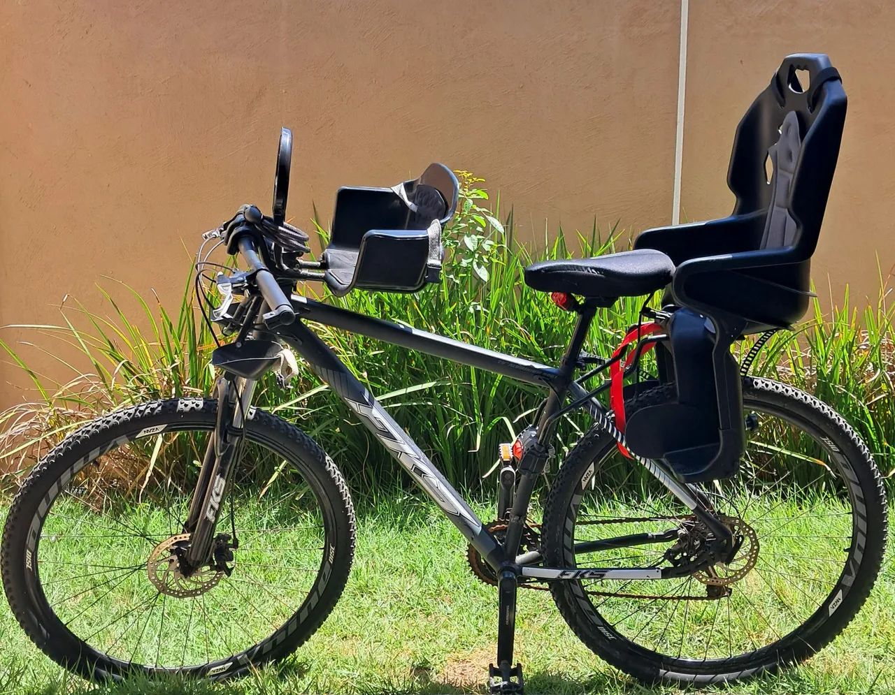 Bicicleta GTS aro 29 com 2 cadeirinhas infantis