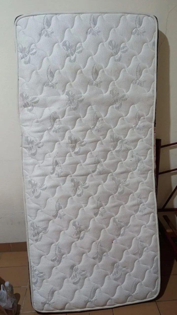Vende se 2 camas de solteiro e 2 colchões 