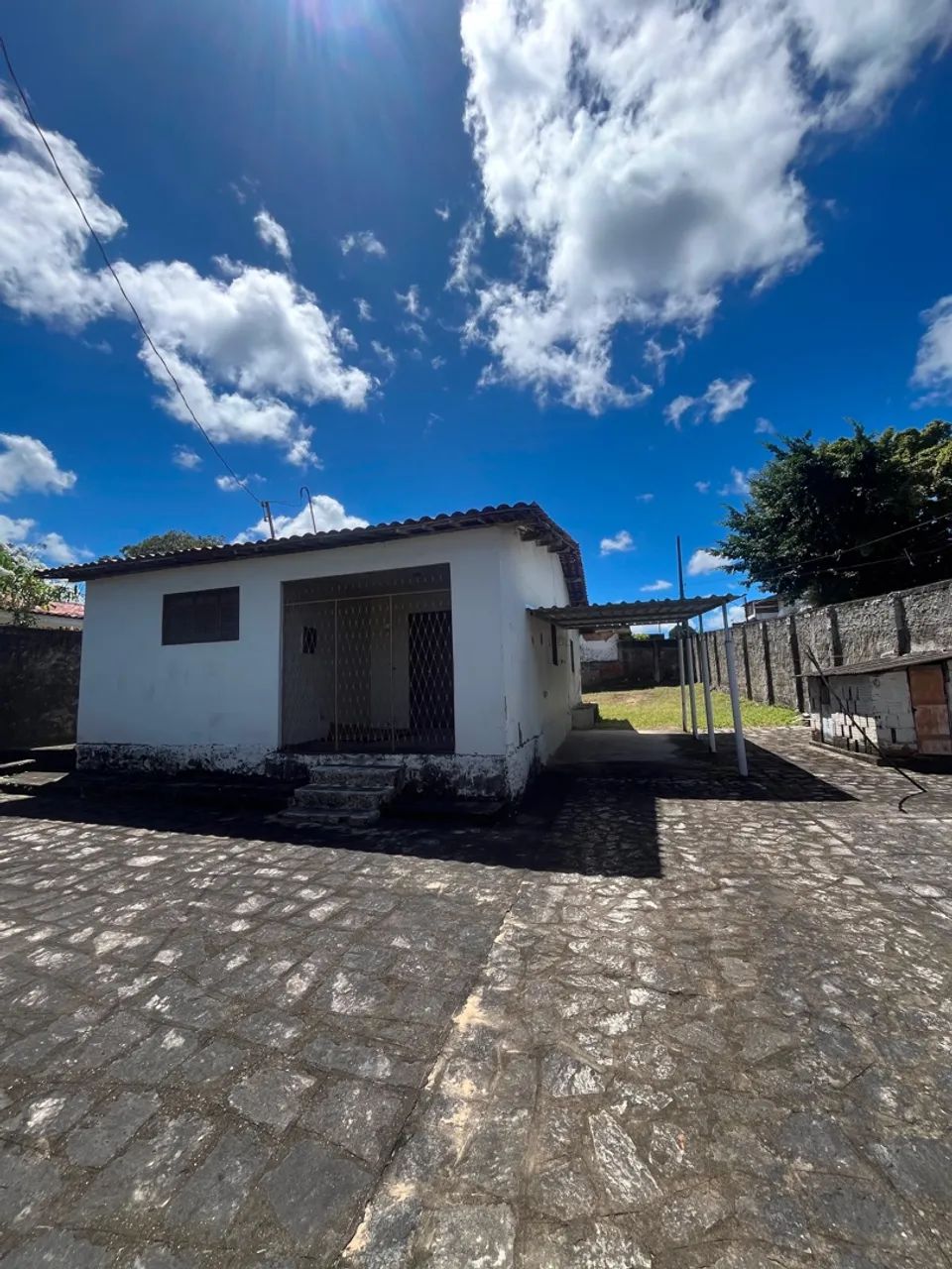 Casa Espaçosa com 2 Quartos (1 Suíte) e Terreno de 420m²