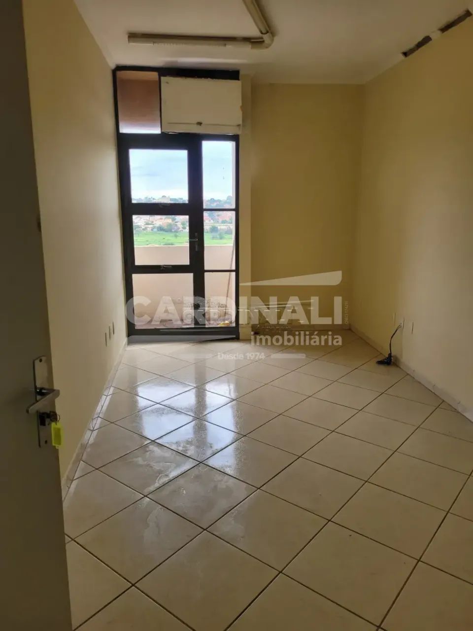 Sala comercial bem no centro da cidade, com elevador e banheiro - Foto 3