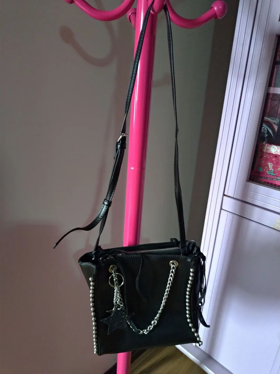 Bolsa preta com chaveiro de estrela ( nunca usada)  - Foto 2